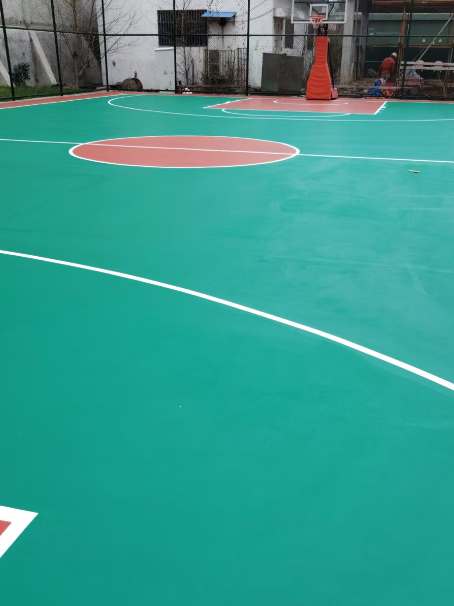 岑巩 球场长期使用易出现地面开裂
